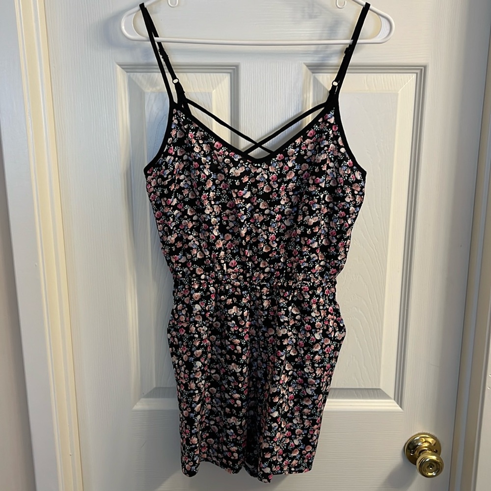NWT H&M DIVIDED floral print romper w/pockets